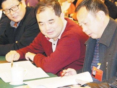 人大代表审议《政府工作报告》时围绕美好乡村建设等进行讨论